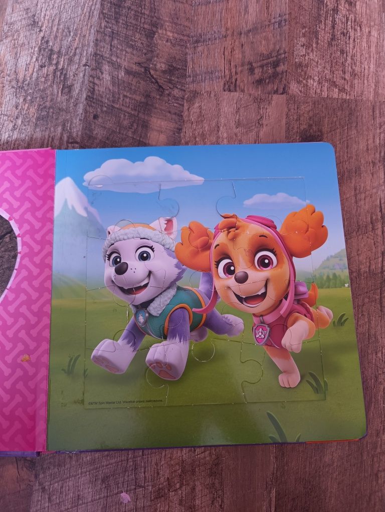 Puzzle dla dzieci w książce psi patrol.