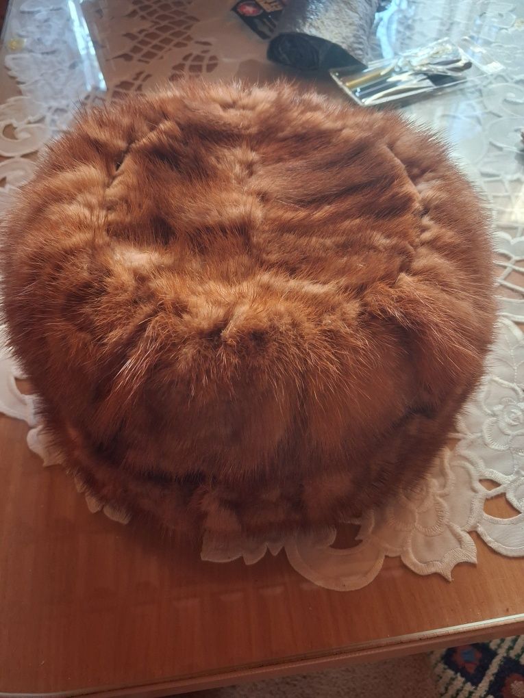 Czapka z norek,  naturalna, nieużywana