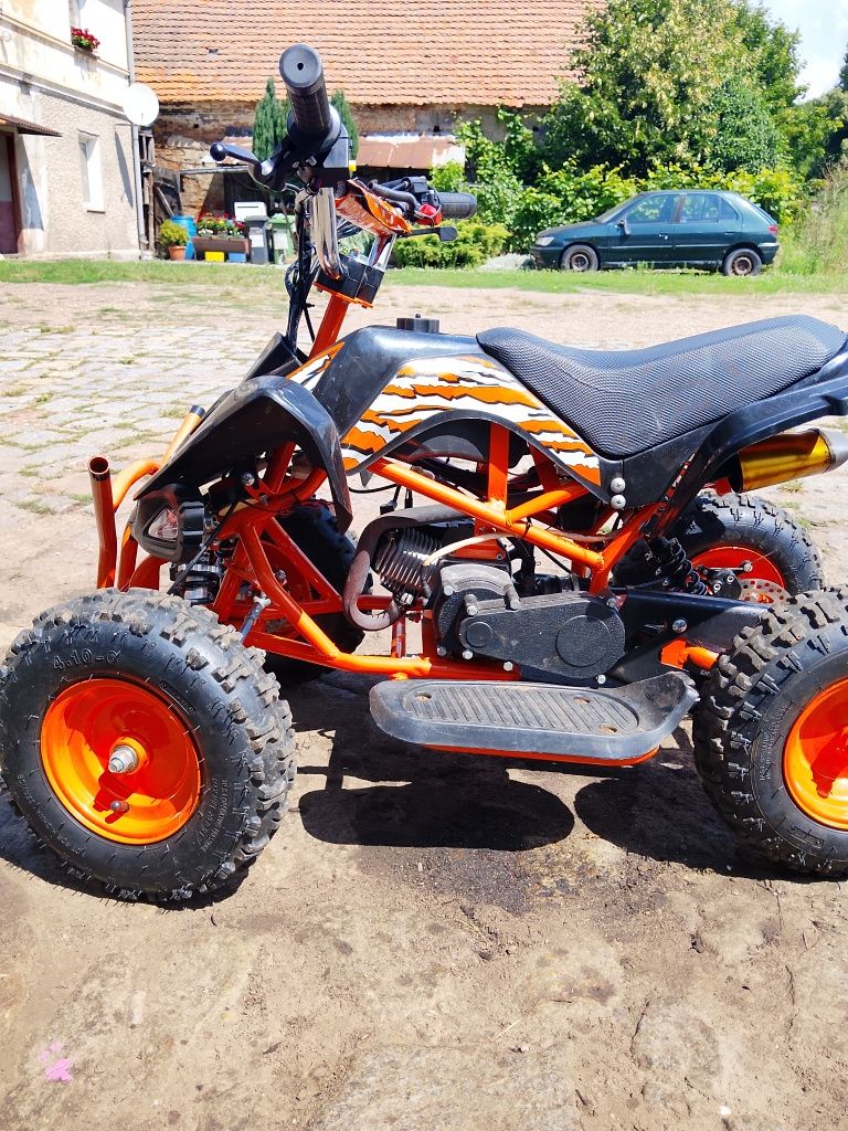 Quad spalinowy czerwony