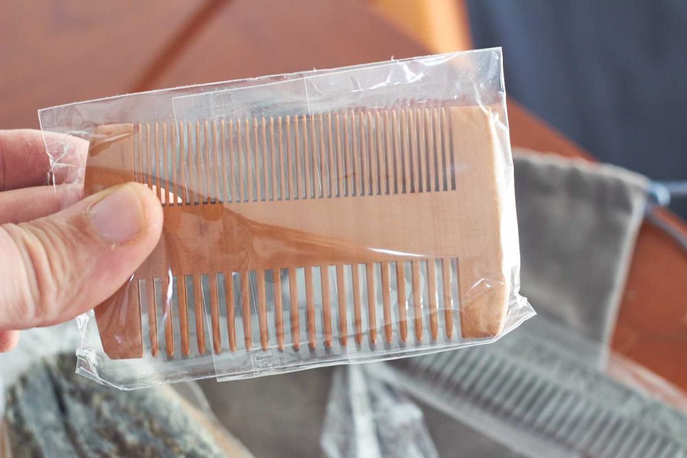 Pente de barba, tesoura, escova e bolsa