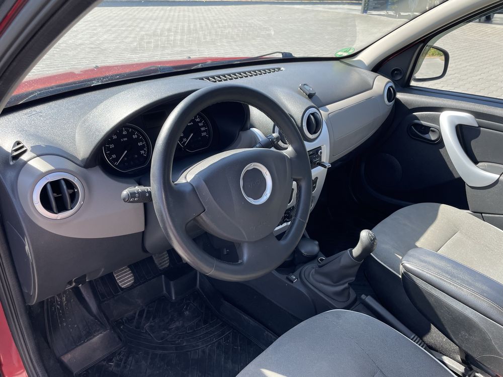 Dacia sandero 2012 року