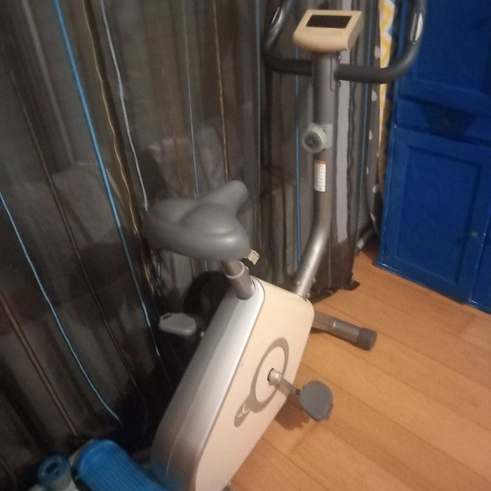 Bicicleta fixa de ginástica.