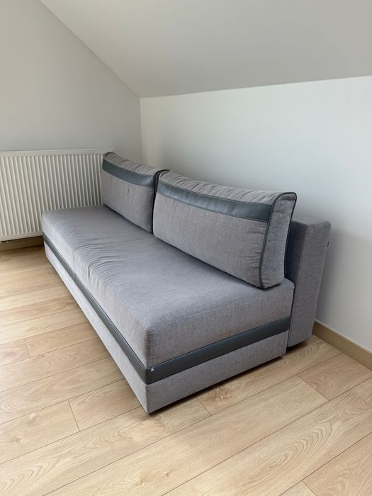 Rozkładana szara kanapa/sofa z poduszkami