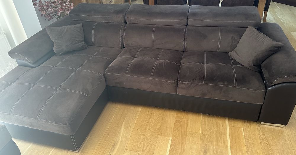 Narożnik z funkcją spania z pufą