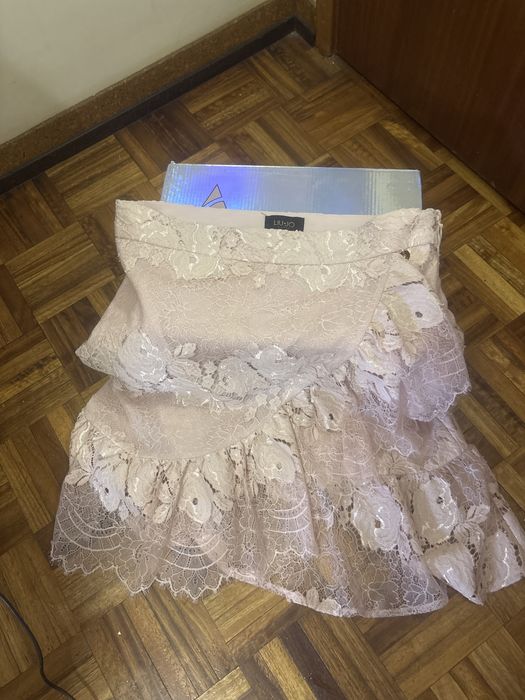 Saia renda rosa palido com folho e forrada