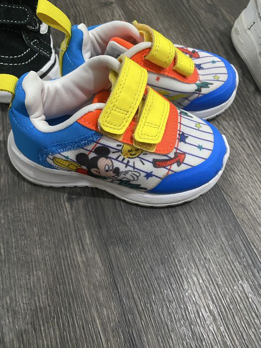 Дитяче фірмове взуття