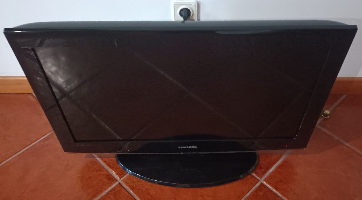 TV c/ 32 Polegadas Samsung 
Marca Silver 
Comando Incluído 
TV sem