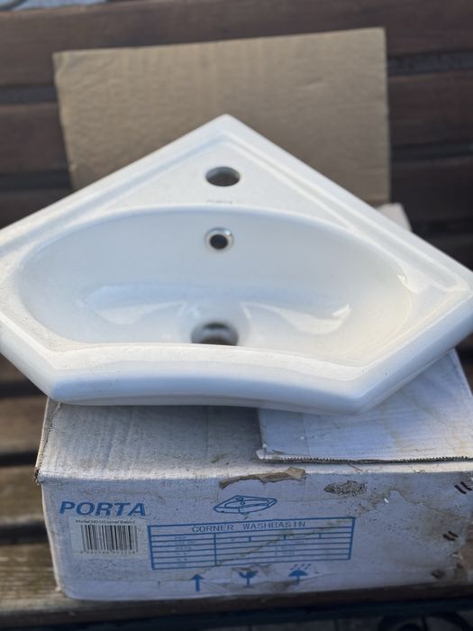 Умивальник кутовий новий.