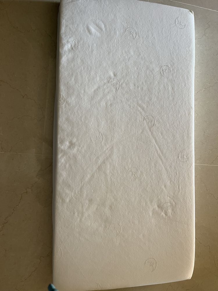 Berço e colchão de criança