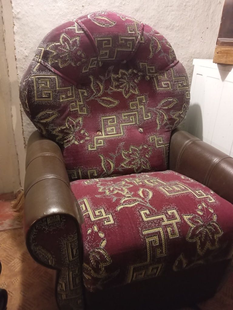 Продам диван два крісла та пуф .