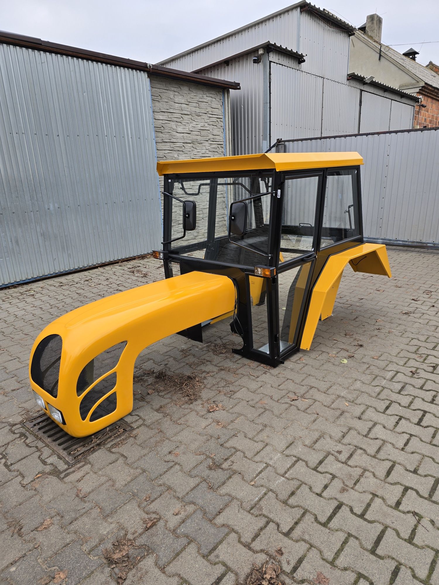 Kabina c360 c330  Kabina ciągnikowa c 360 c 330 mf255 maska c360