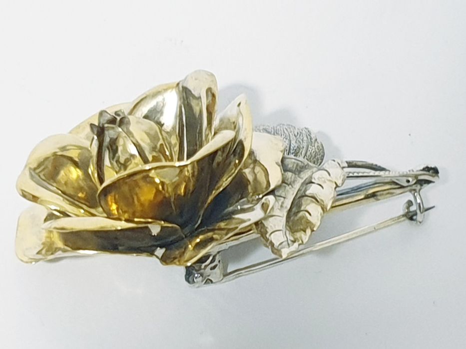 Maravilhosa antiga pregadeira com rosa em prata e prata dourada