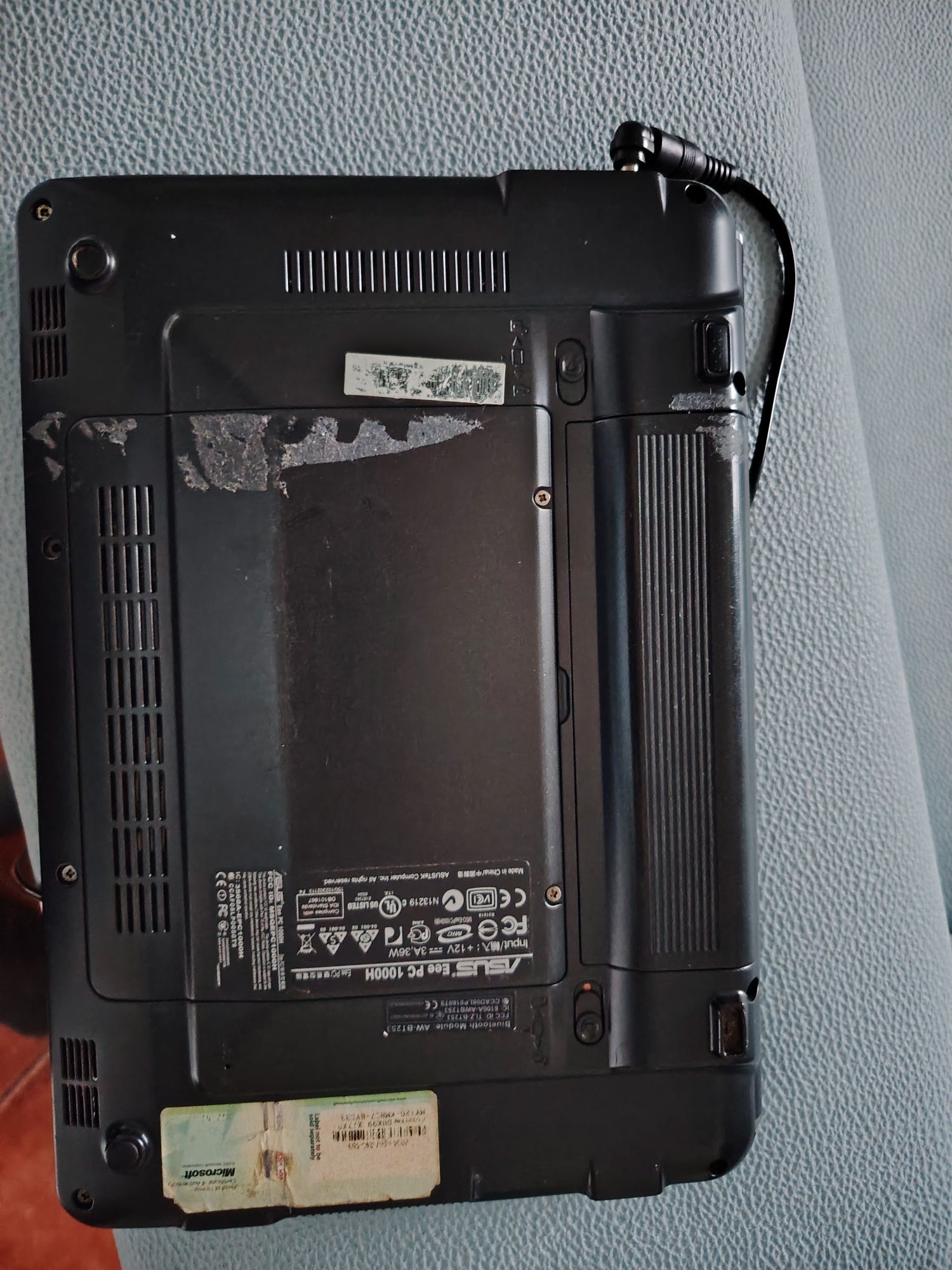 PC de dimensões pequenas Notebook antigo.