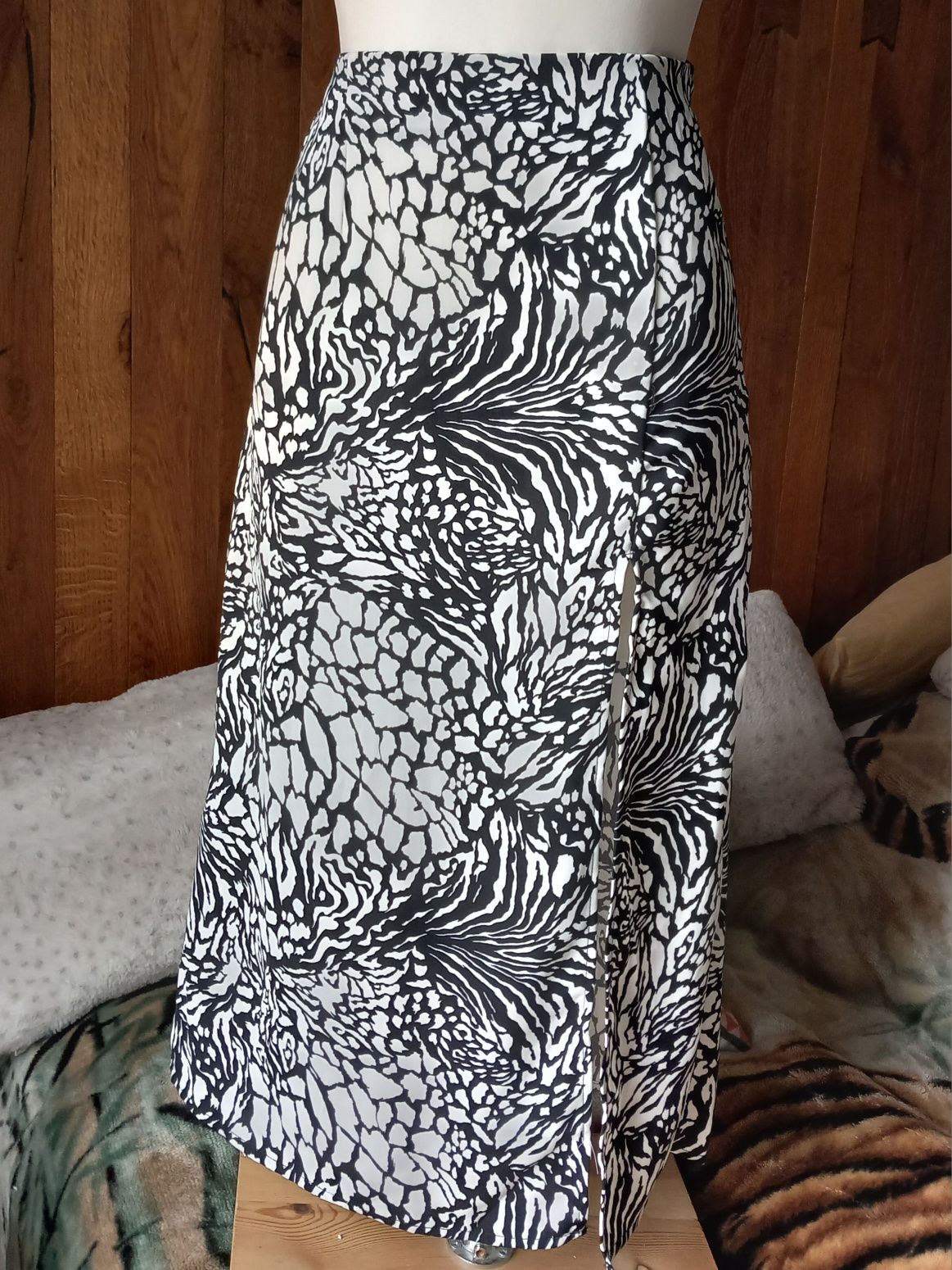 Spódnica długa maxi wzory czarno biała zebra zwierzęce rozcięciem
