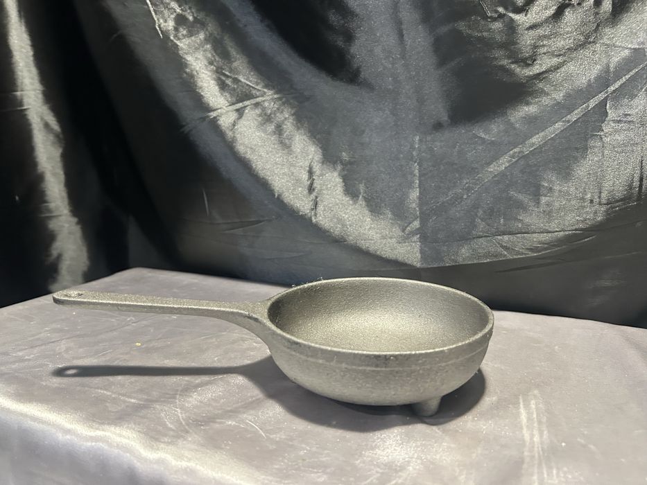 Żeliwna patelnia na trzech nogach – niski rondel – 13,5 cm
