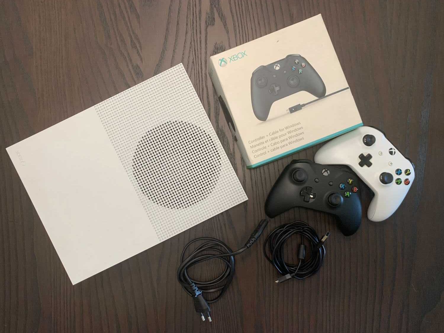 Microsoft Xbox One S All-Digital Edition | 1 TB | Um/Dois Controles