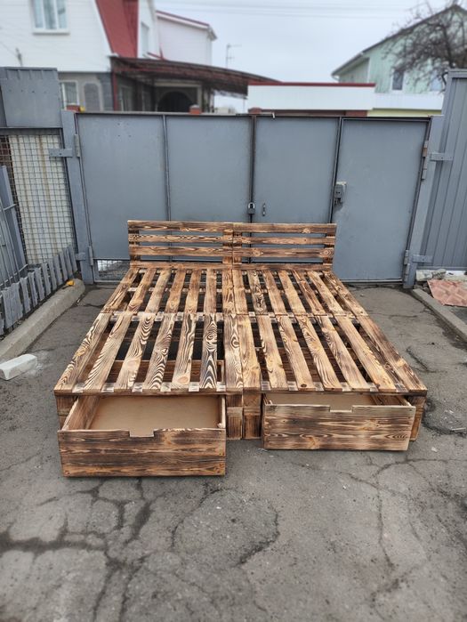 Ліжко з піддонів. Меблі з піддонів. Диван з піддонів