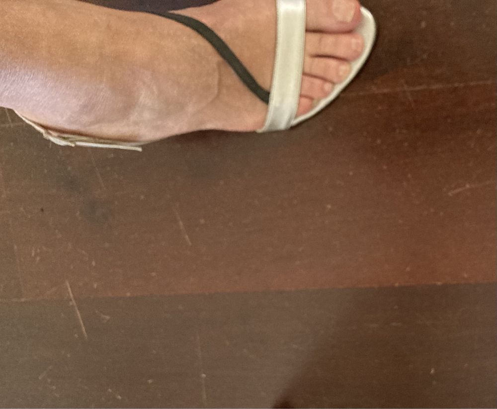 Sandálias prateadas salto fino altura média -quase novas