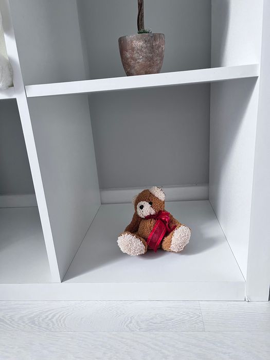 Regał biały kostkowy, komorowy. Cztery komory.