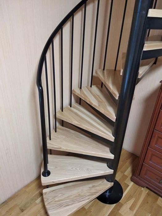 Гвинтові сходи перила нержавіка ковка стекло дерево ступені дуб ясен