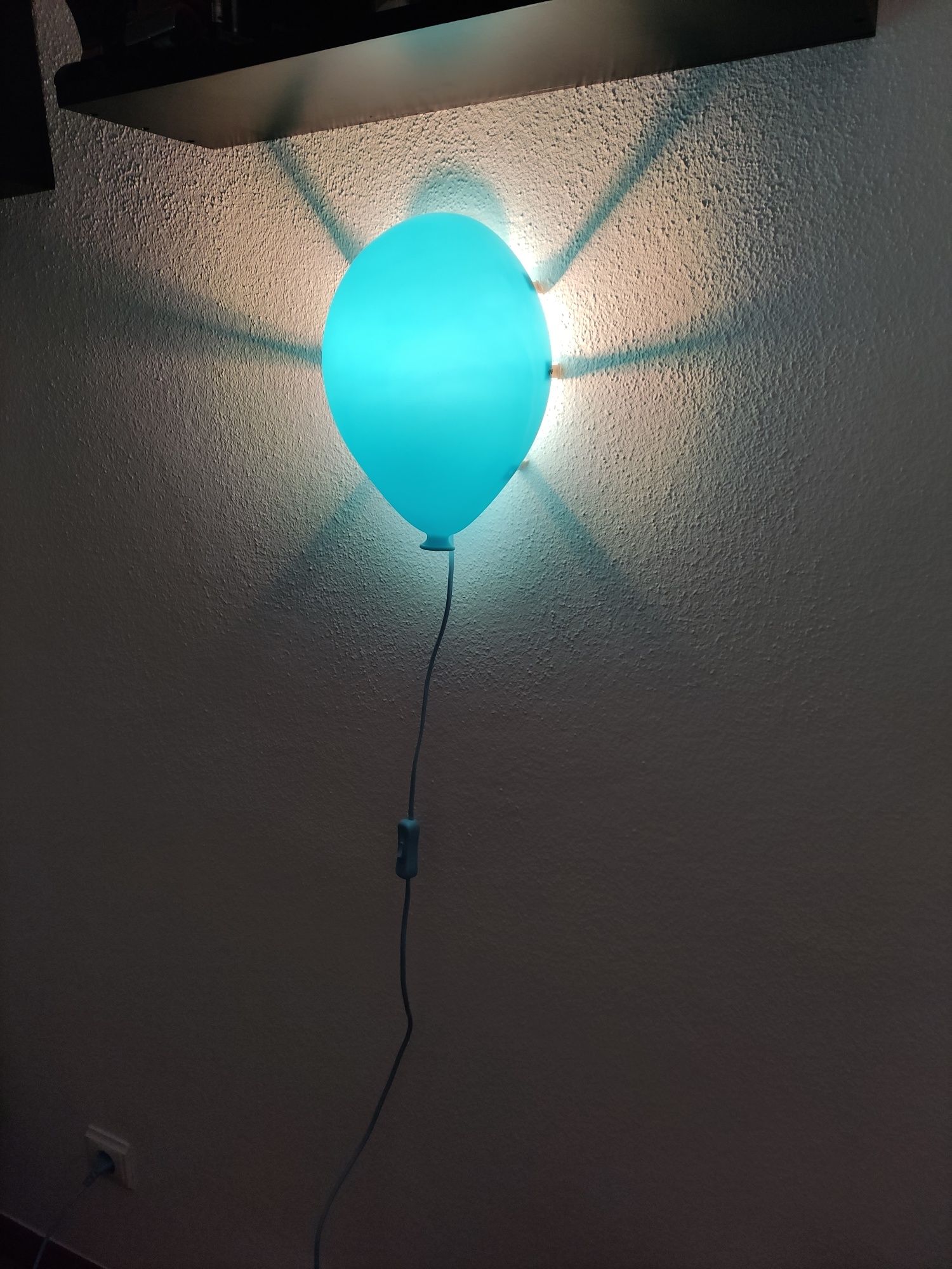 Candeeiro infantil de parede. Foma de balão