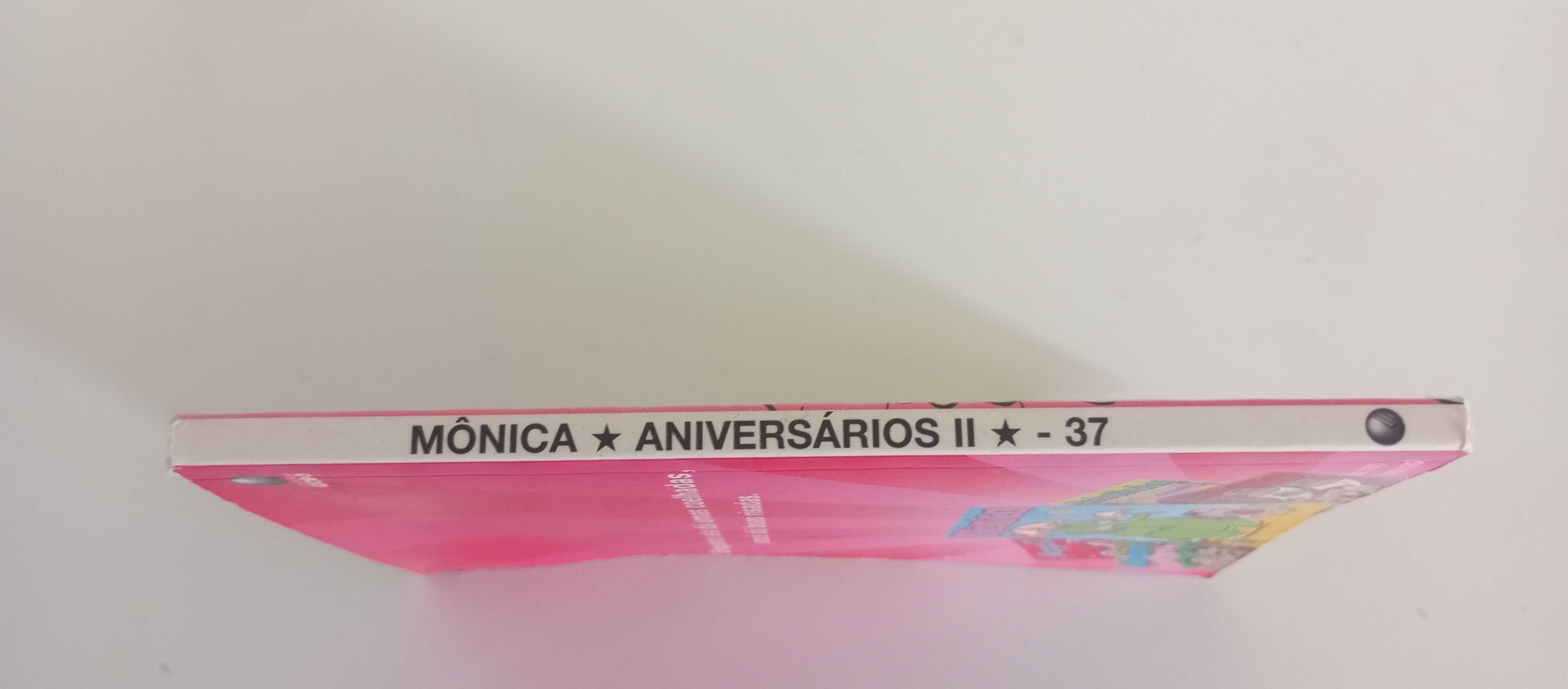 Livro de banda desenhada Monica