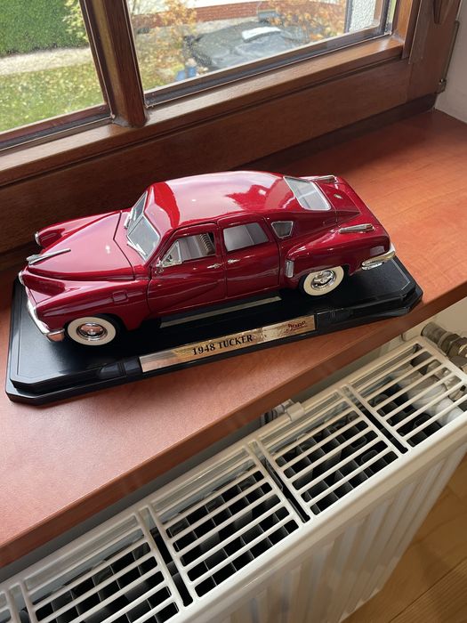 1948 Tucker Torpedo – Road Signature 1:18 Diecast Model (Red)
