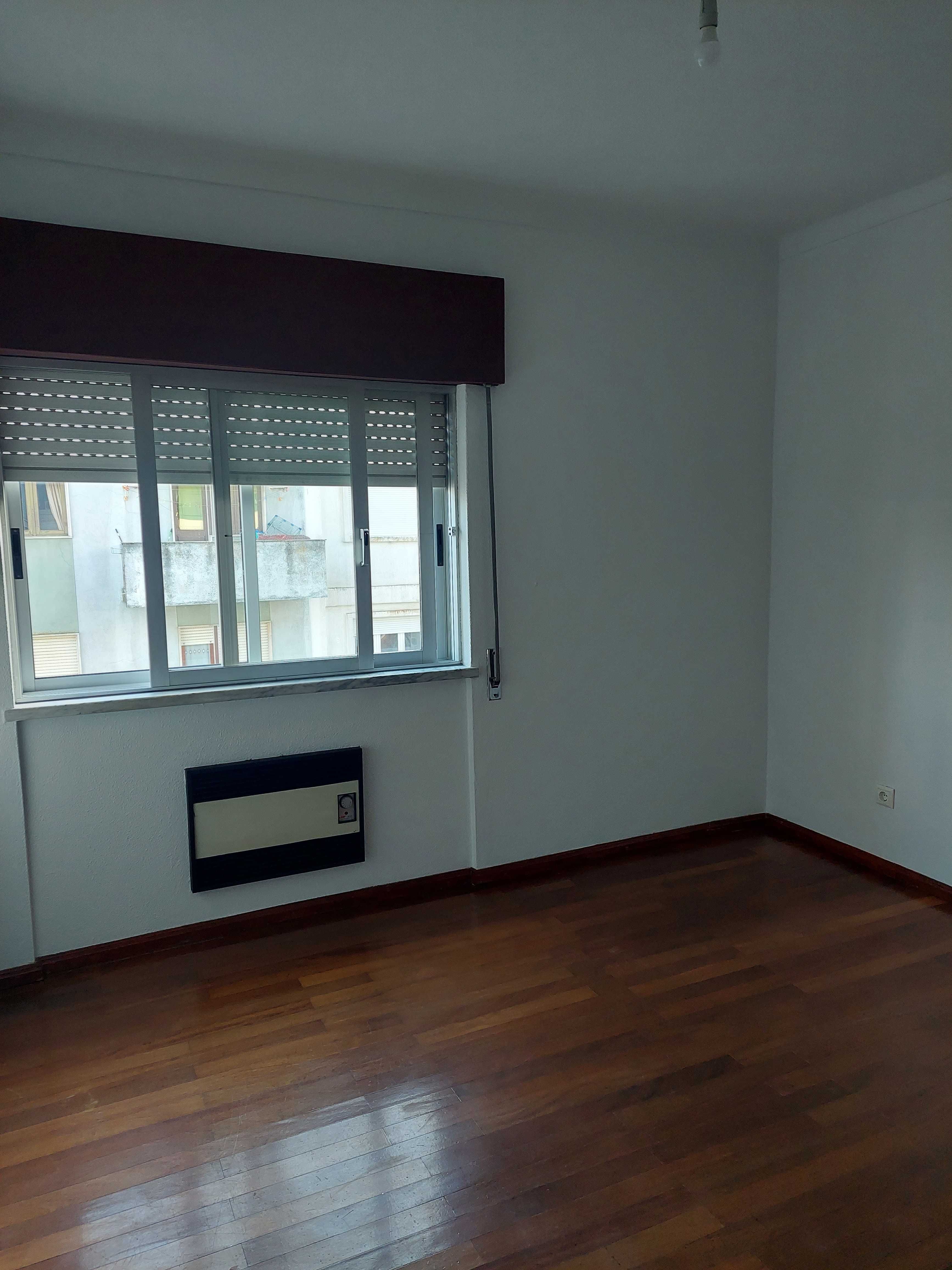 Vende-se Apartamento T4 | Guarda - Centro | Próximo do Shopping La Vie