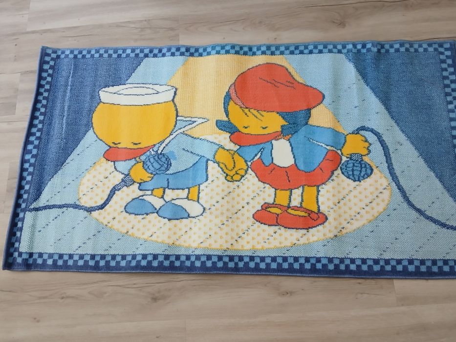 Tapete bonito com desenho de bonecos da Disney para quarto de criança