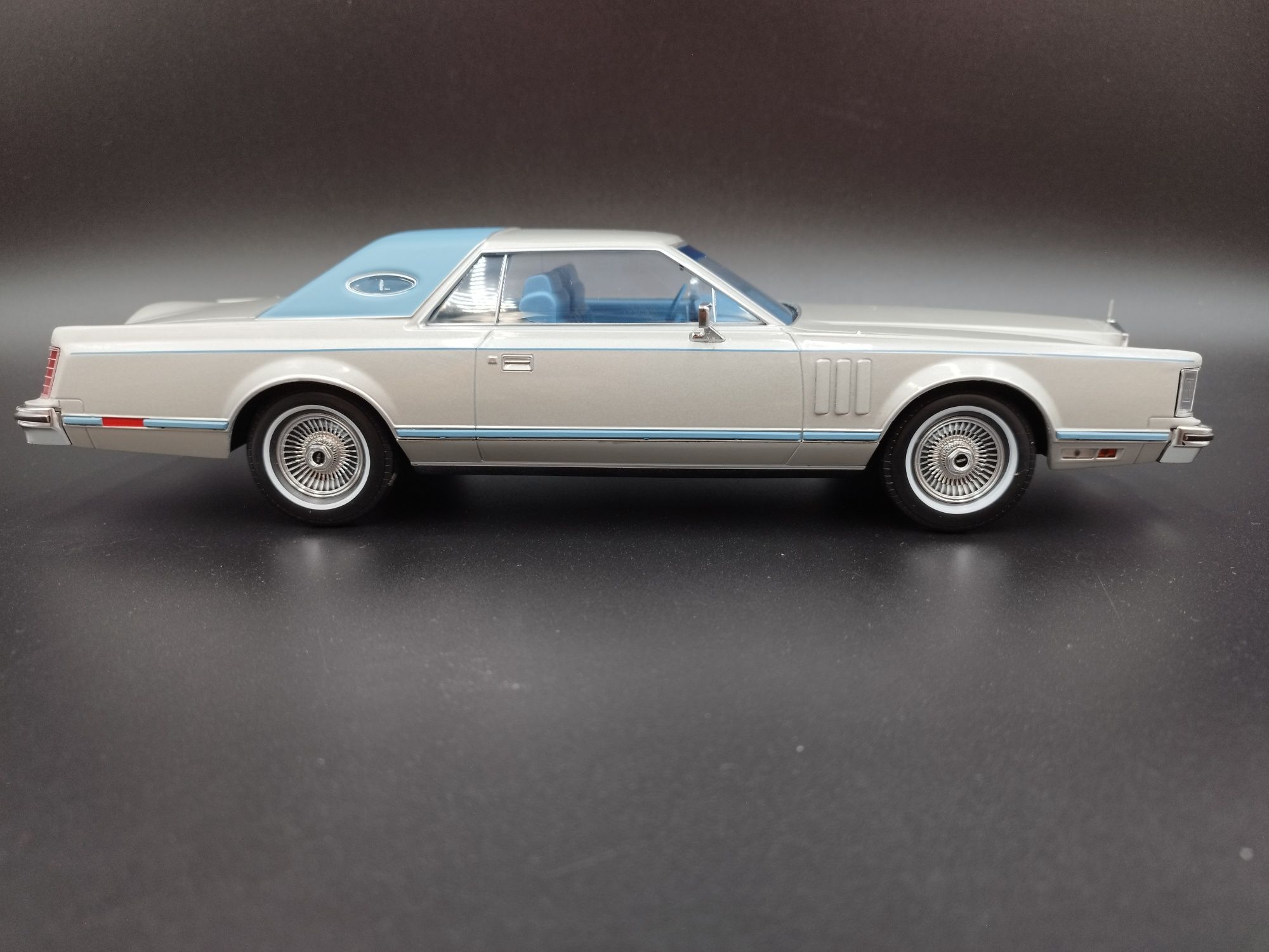 1:18 MCG Lincoln Continental Mark V silver model nowy