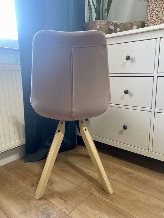 Różowe krzesło tapicerowane z aksamitnym welurem Actona