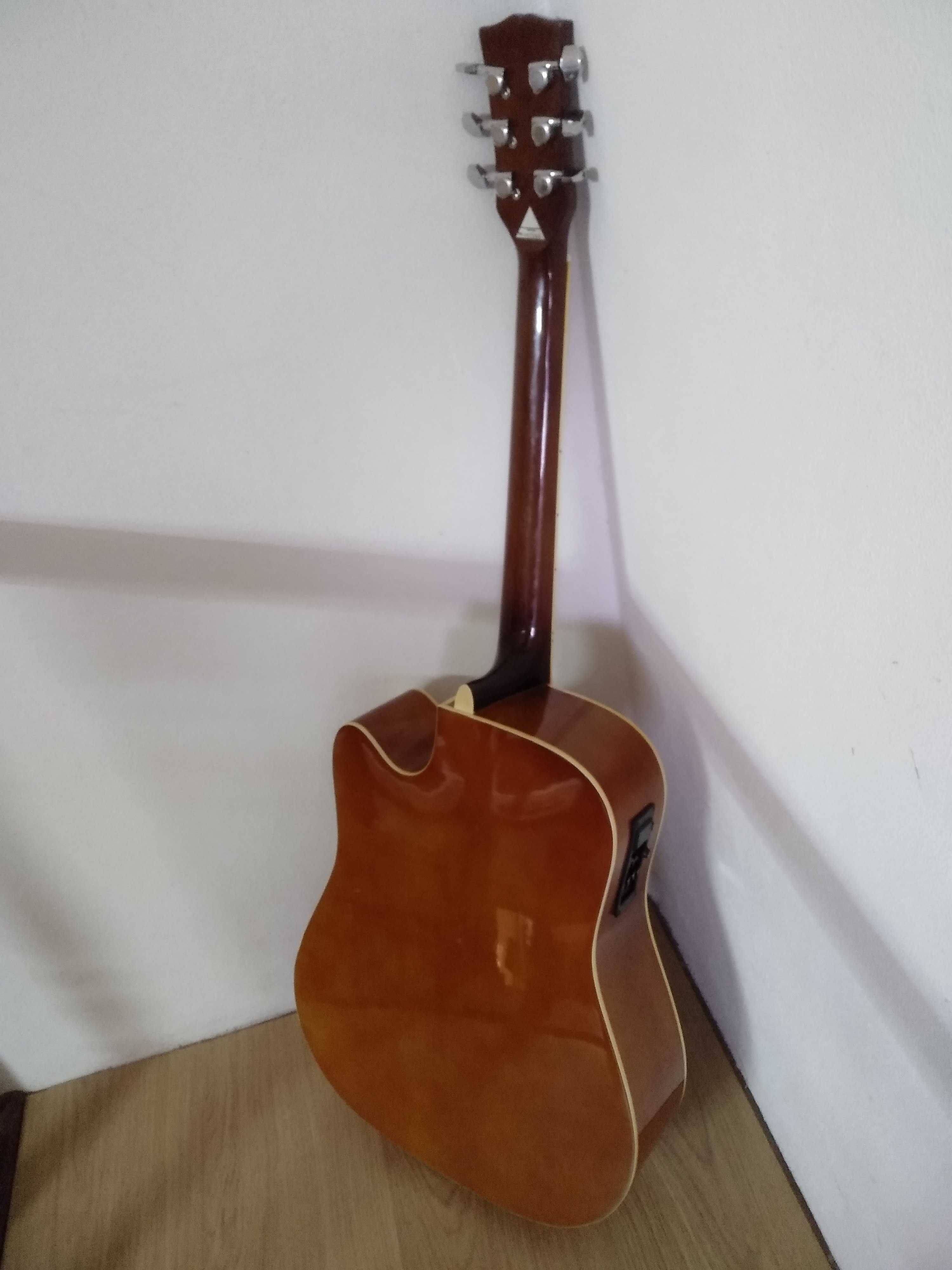 Guitarra/Viola electro/acústica autografada pelo músico LUSITANY