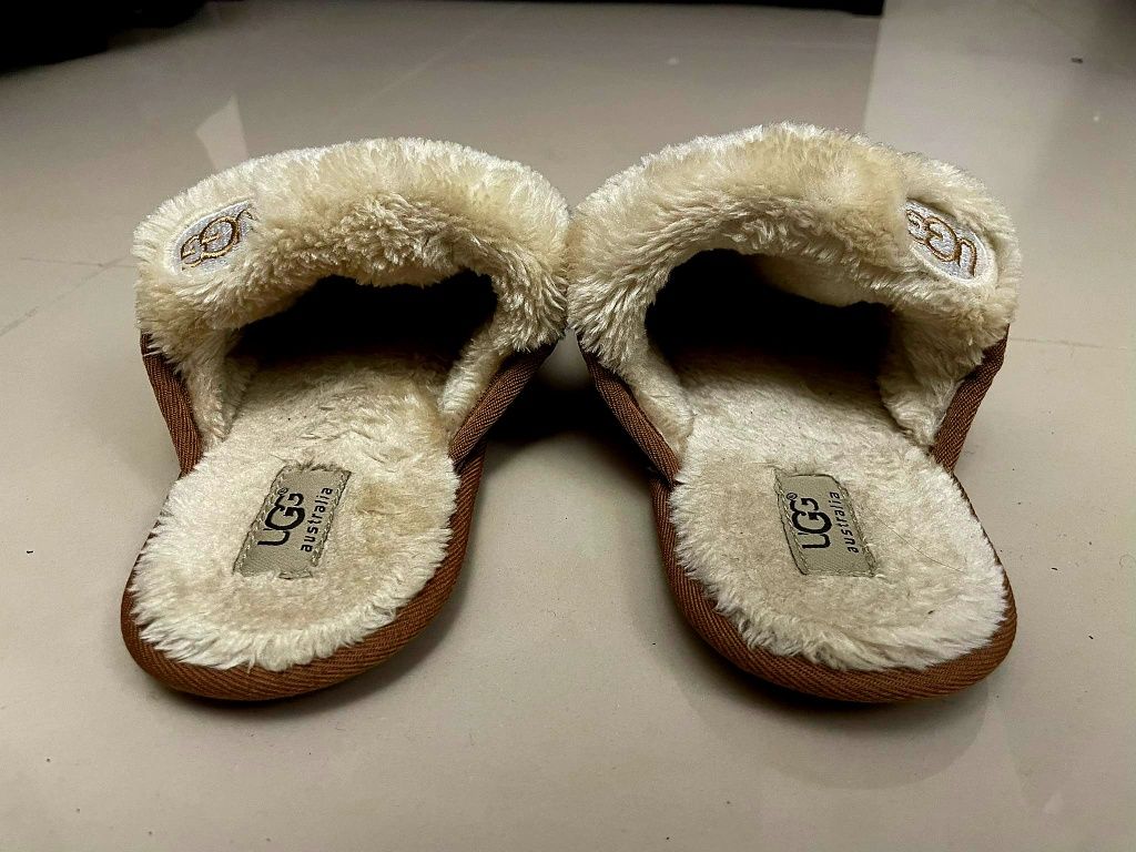 UGG australia kapcie z kożuszkiem 38/39
Rozmiar 38/39
Rozmiar 38/39