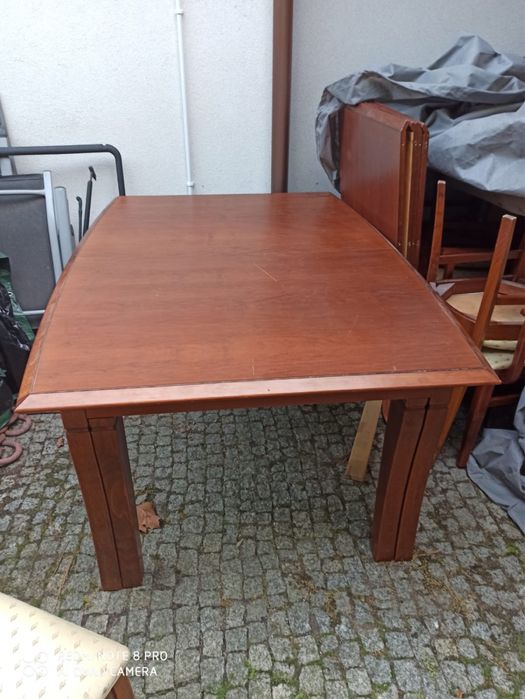 Stół jadalniany i zestaw krzeseł