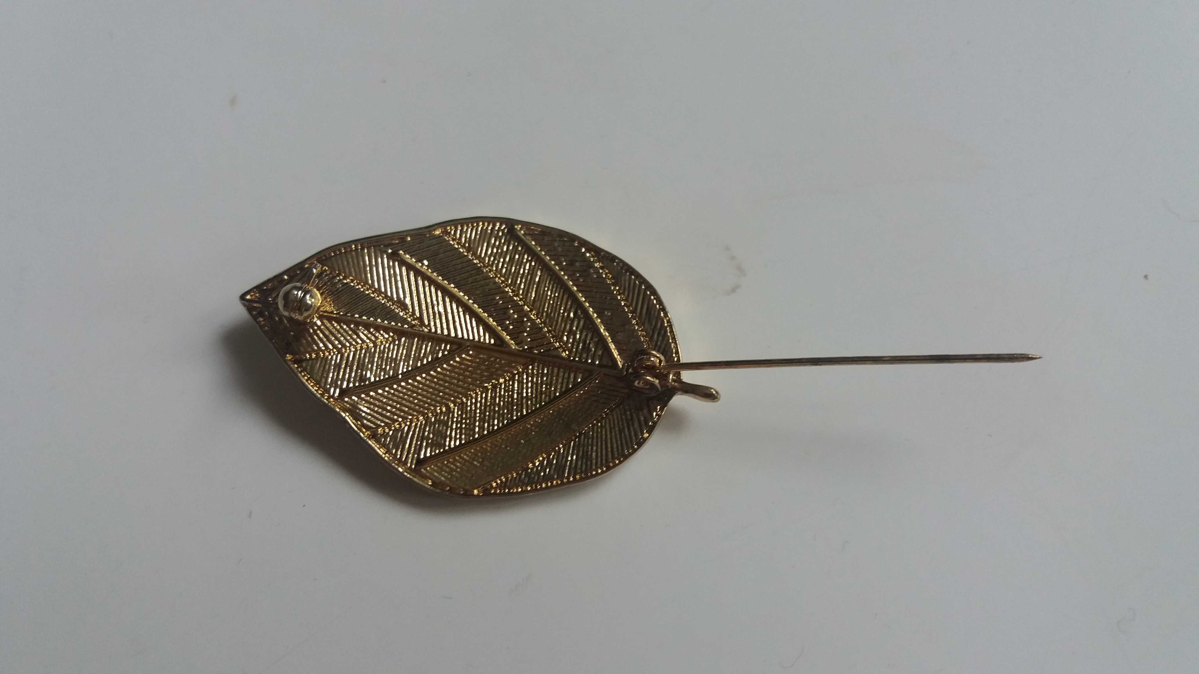 Broszka w kształcie liścia vintage