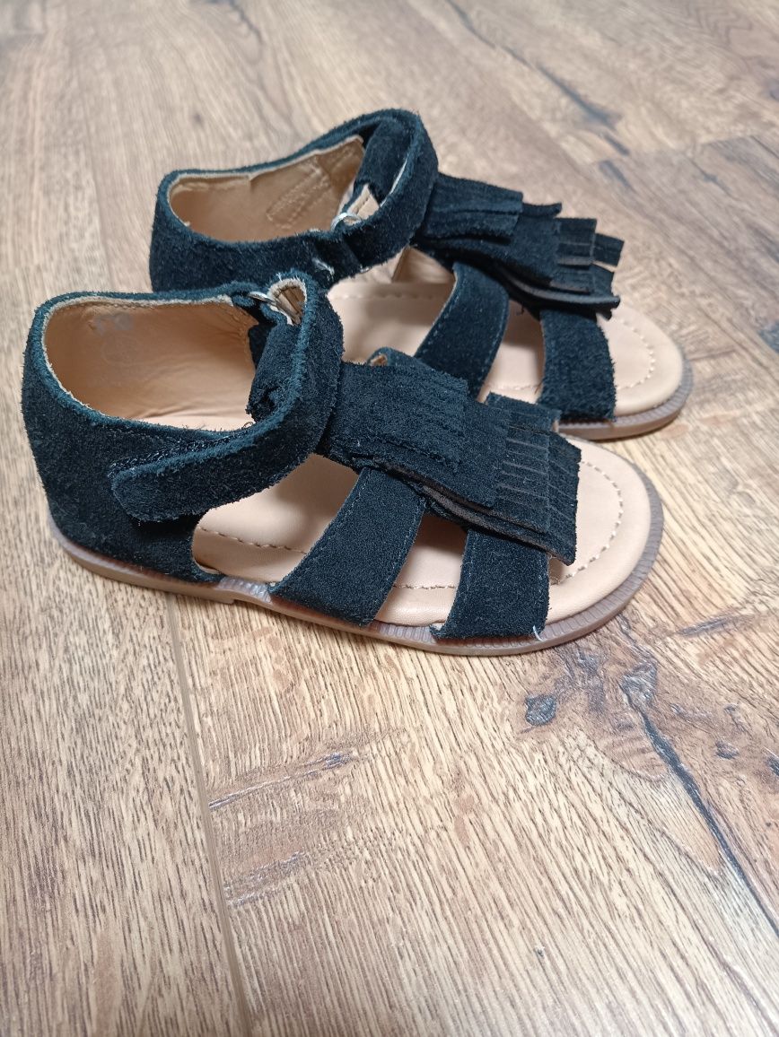 Sandałki zamszowe boho z frędzelkami na rzep
