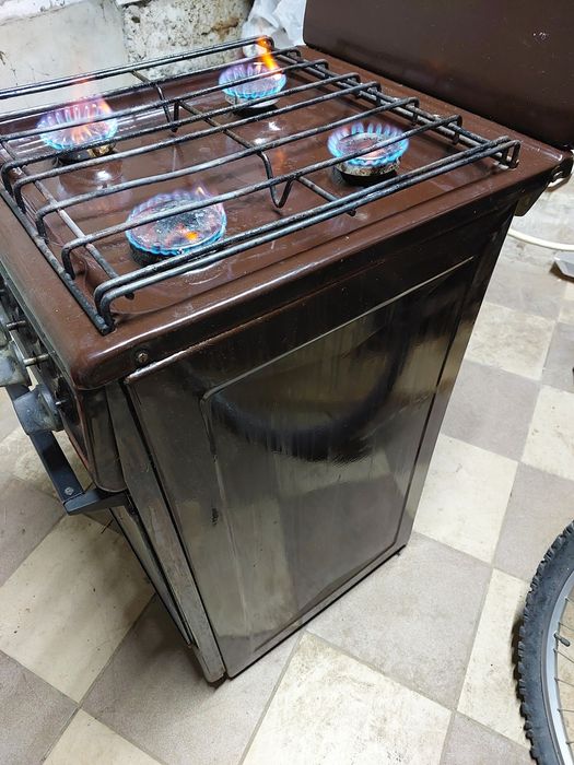 Газовая плита с газовой духовкой.