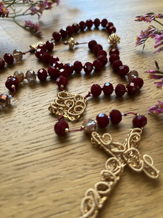 Piękny bordowy różaniec