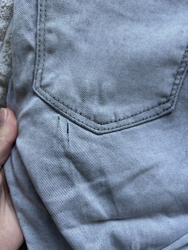 Jasne szare spodnie jeansowe damskie