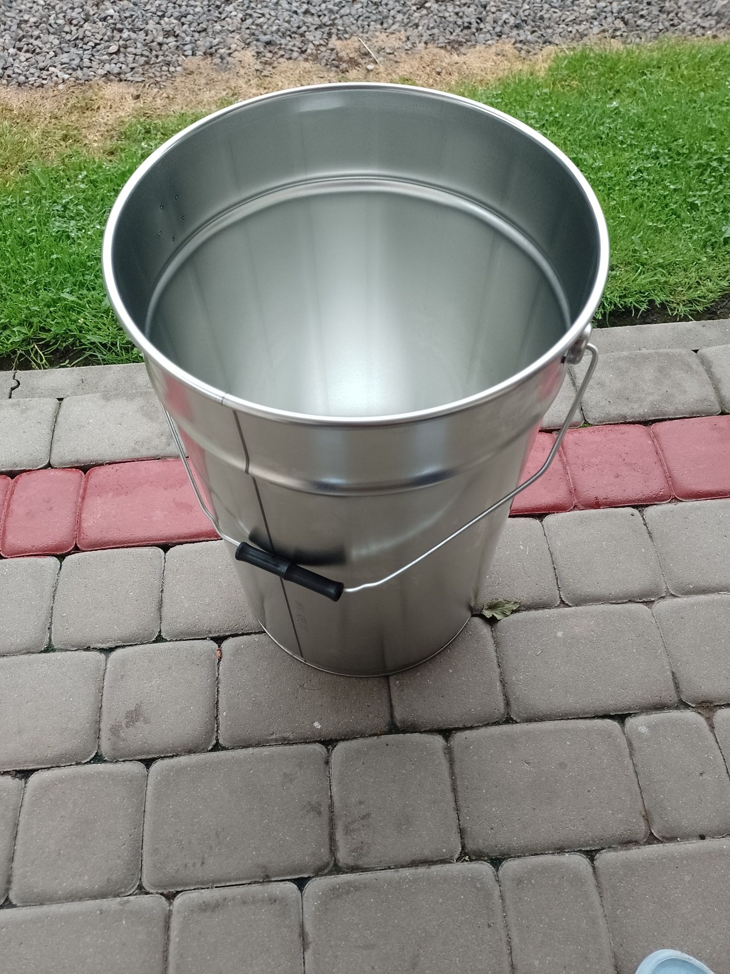 Wiadra metalowe szczelnie zamykane