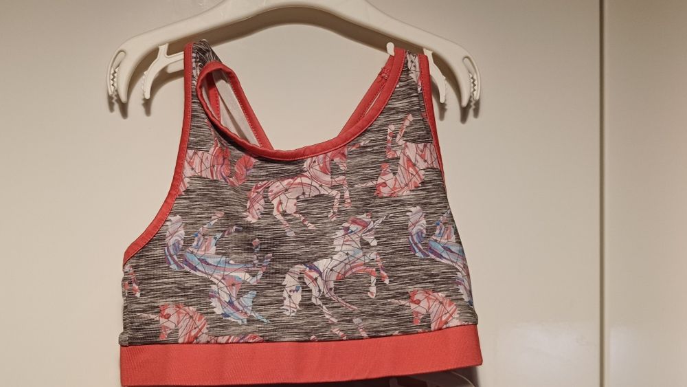 Strój sportowy dla dziewczynki rozmiar 128