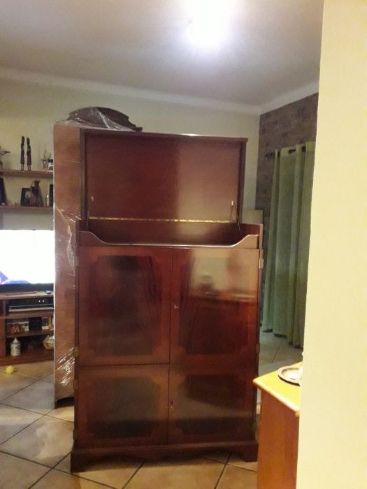 Vende-se móvel em madeira castanho