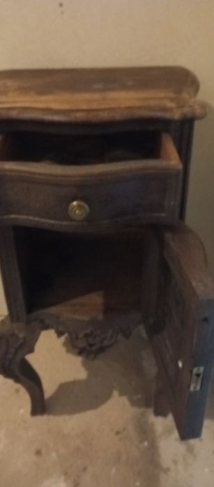 Móvel antigo em madeira