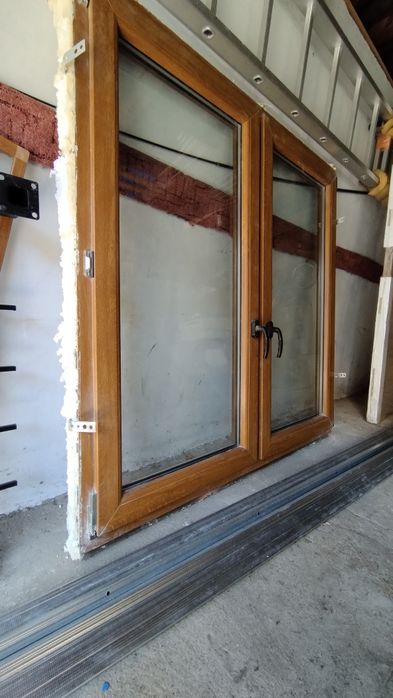 Okno Drutex. 144cm x 142cm złoty dąb. Uchylono rozwierne.