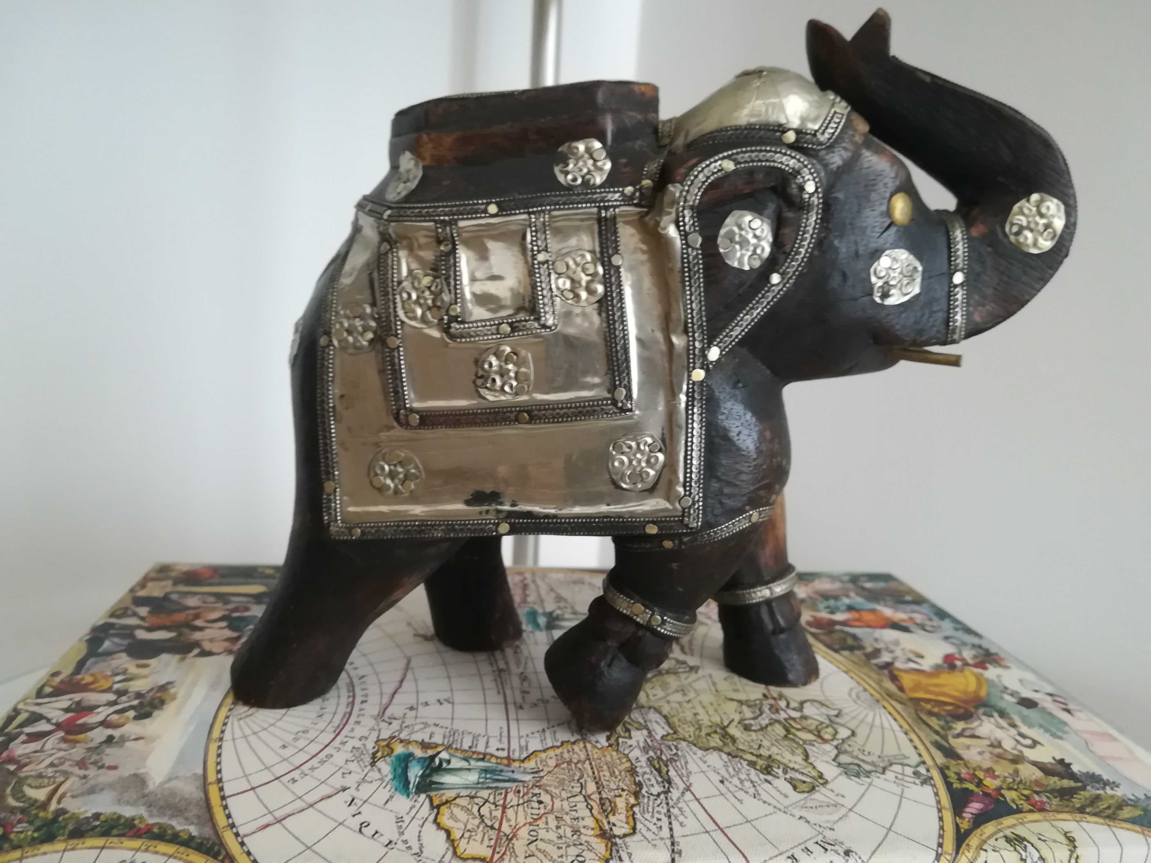 Elefante em madeira e metal