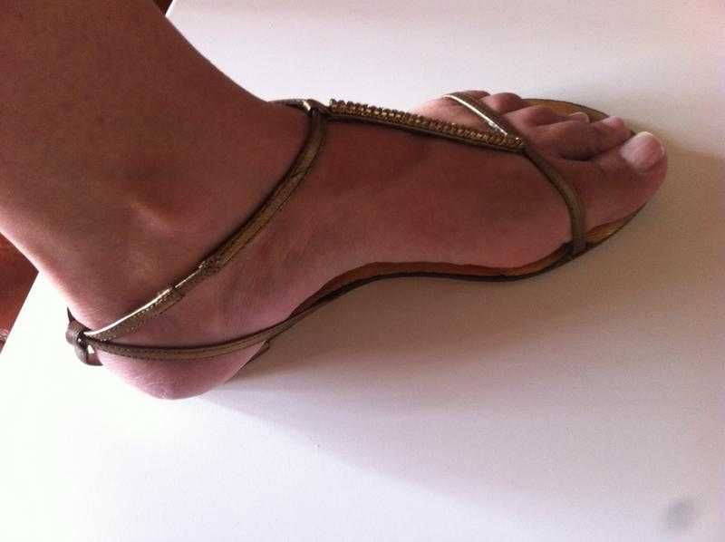 Золотые босоножки сандалии