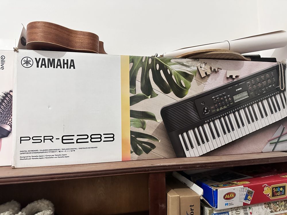 Teclado Yamaha PSR-E283 semi novo