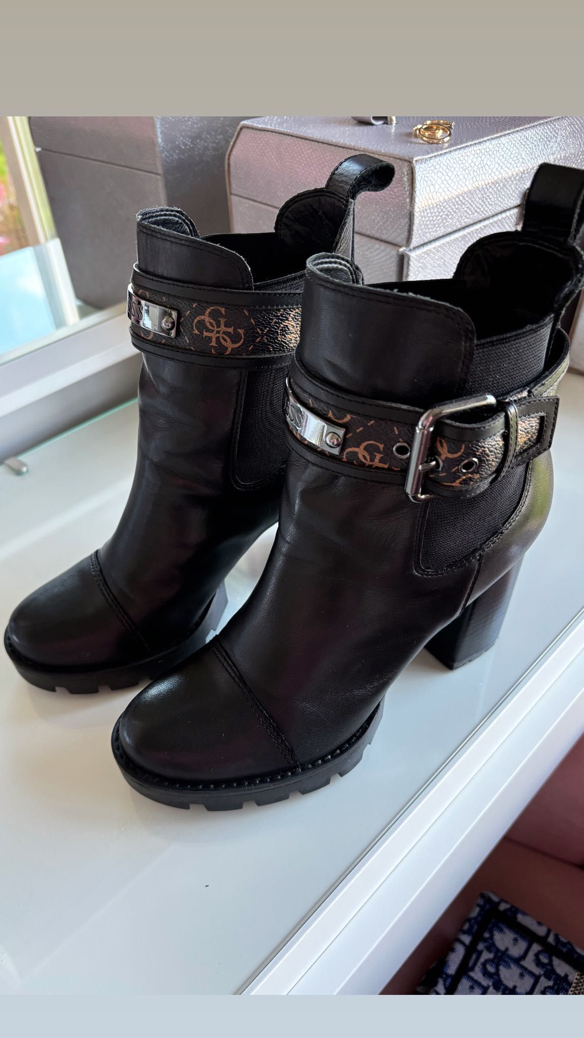 Botki marki Guess 37