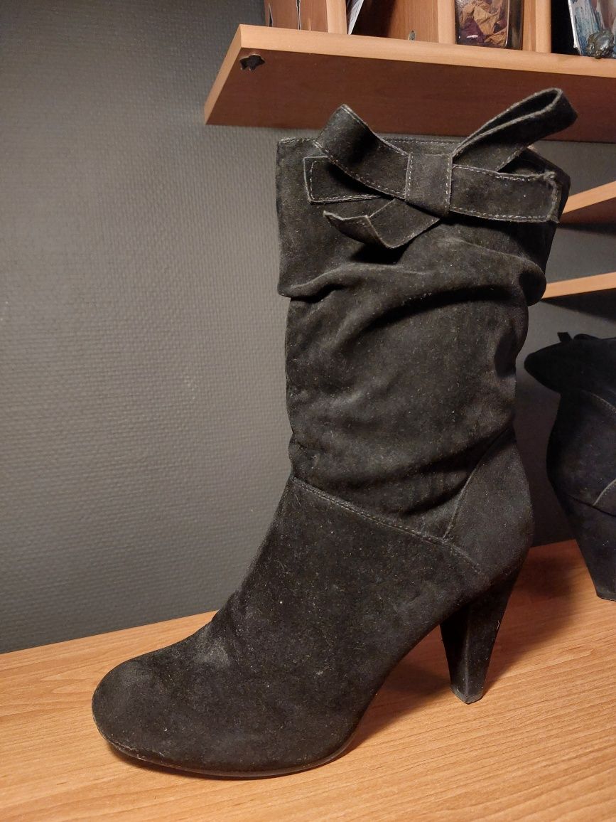 Buty z zamszu naturalnego na obcasie
