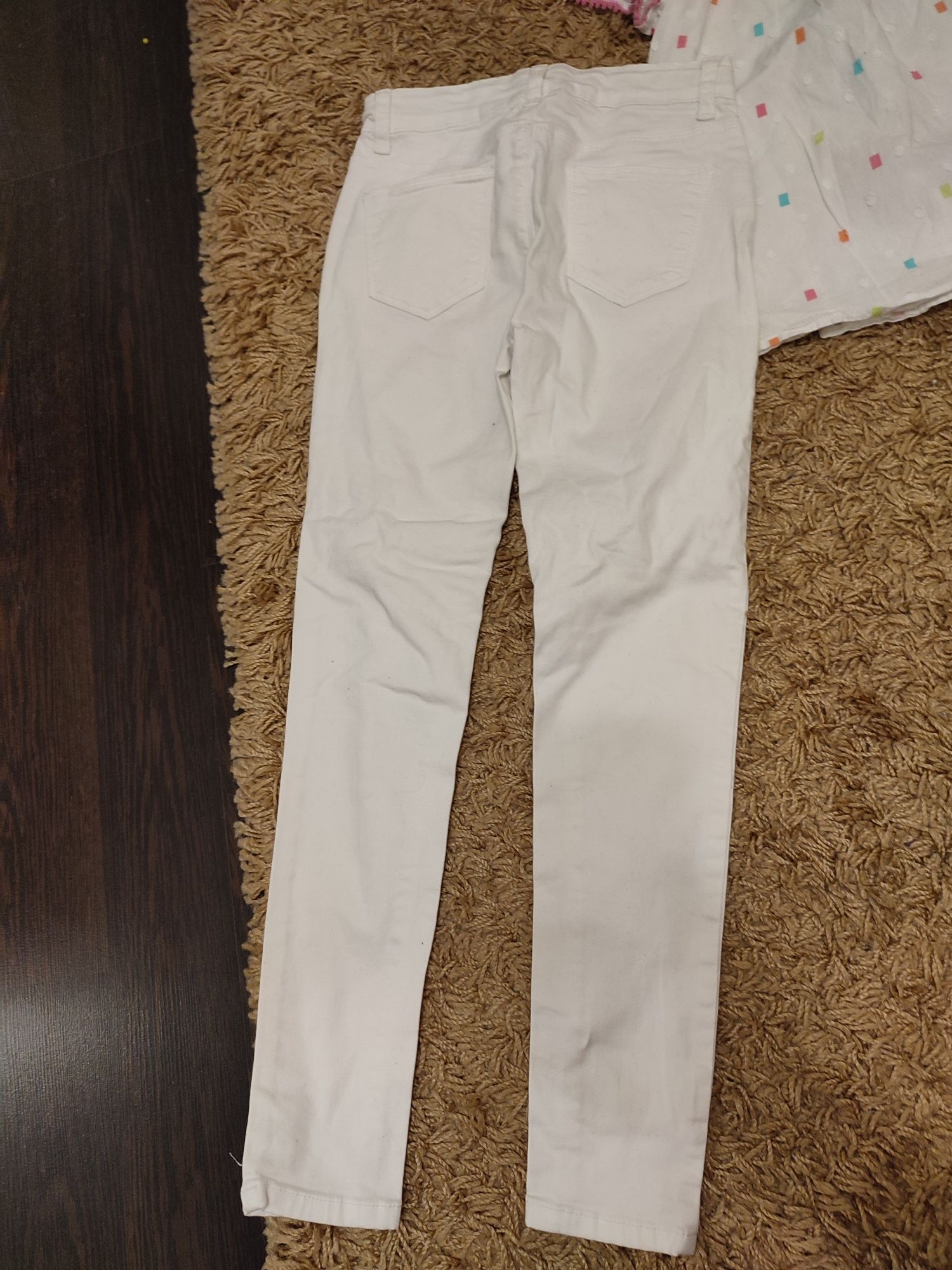 Білі джинси. Белые джинсы. Білі штани і блуза.